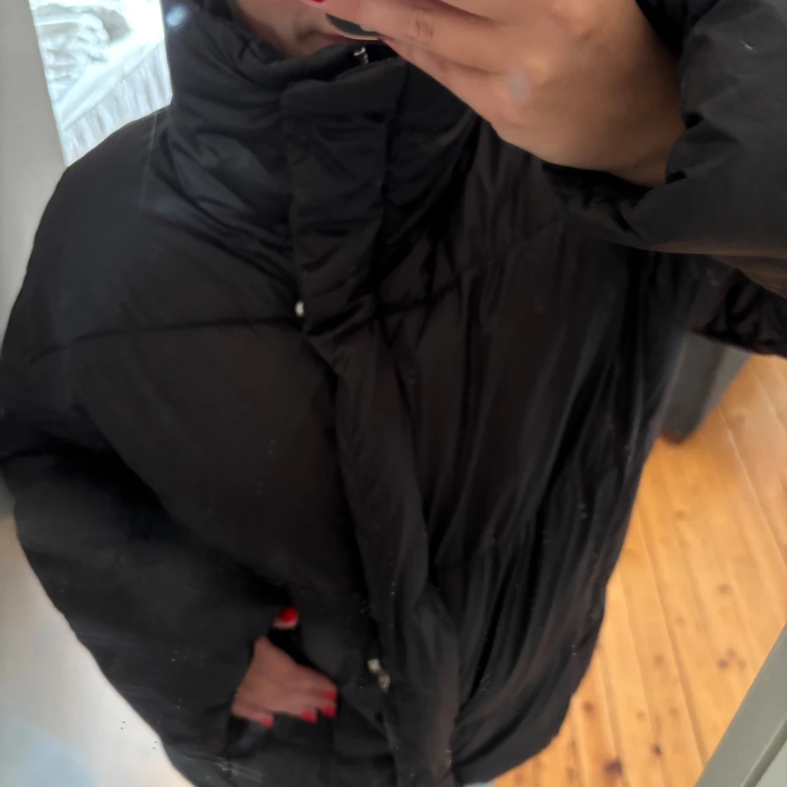 Svart pufferjacka med hög krage - 3