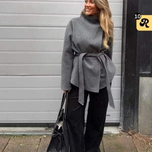 Kort kappa från Gina  - Skit snygg kappa från Gina storlek s men är oversized i passformen skit snygg med bälte eller utan 