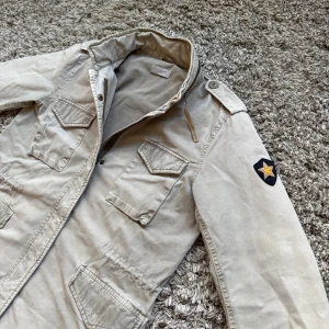 Field jacket - Säljer denna riktigt feta field jacketen gjord av hunkydory!⭐️Skick : 9,5/10!🤝Storlek S passar S!🙌Hör gärna av er om ni har funderingar!👍