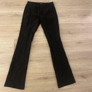 Kostymbyxor  - Kostymbyxor från bikbok i modellen Vera tall! Använd fåtal gånger o har tyvärr blivit försmå💞nypris 499!