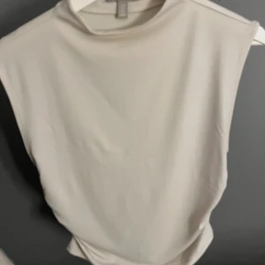 Beige ärmlös topp med rynkade sidor - Från H&M