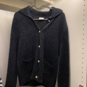 Mysig svart kofta  - Jätte fin och mysig svart kofta med knappar. Jätte fluffig och som ny! Kommer inte till användning då den är lite för liten. Passar till alla årstider och går att styla till allt och vart som helst oavsett om du vill ha det mysigt hemma eller på något finare tillstånd. Hör av dig om du har några frågor🤩💗