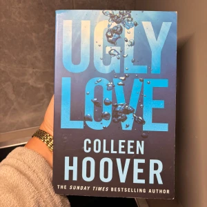 Ugly Love - En modern roman med ett snyggt blått omslag och vattenbubblor som ger en fräsch känsla. Perfekt för dig som gillar känslostarka berättelser och vill ha något som är både lättläst och engagerande. Passar unga vuxna som söker spänning och romantik.