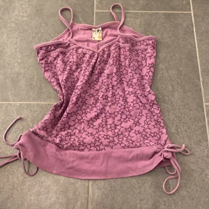 Lila linnetopp med stjärnmönster från Yups - Söker denhär jätte snygga vintage toppen!!💘💘 hoppas nån får mer användning för den än jag.