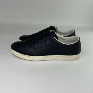 Gucci Sneakers - Skick 8,5/10. Storlek 43. Pris: 3199:-. Tillbehör: Inga 
