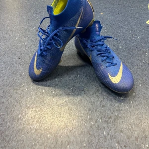 Fotbollskor från Nike - Jättebra skick (9,5/10), sällsynta, storlek 43