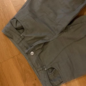 Gröna jeans - Stilrena gröna byxor med ett diskret zebramönster som ger en unik touch. Rak passform och bekvämt material