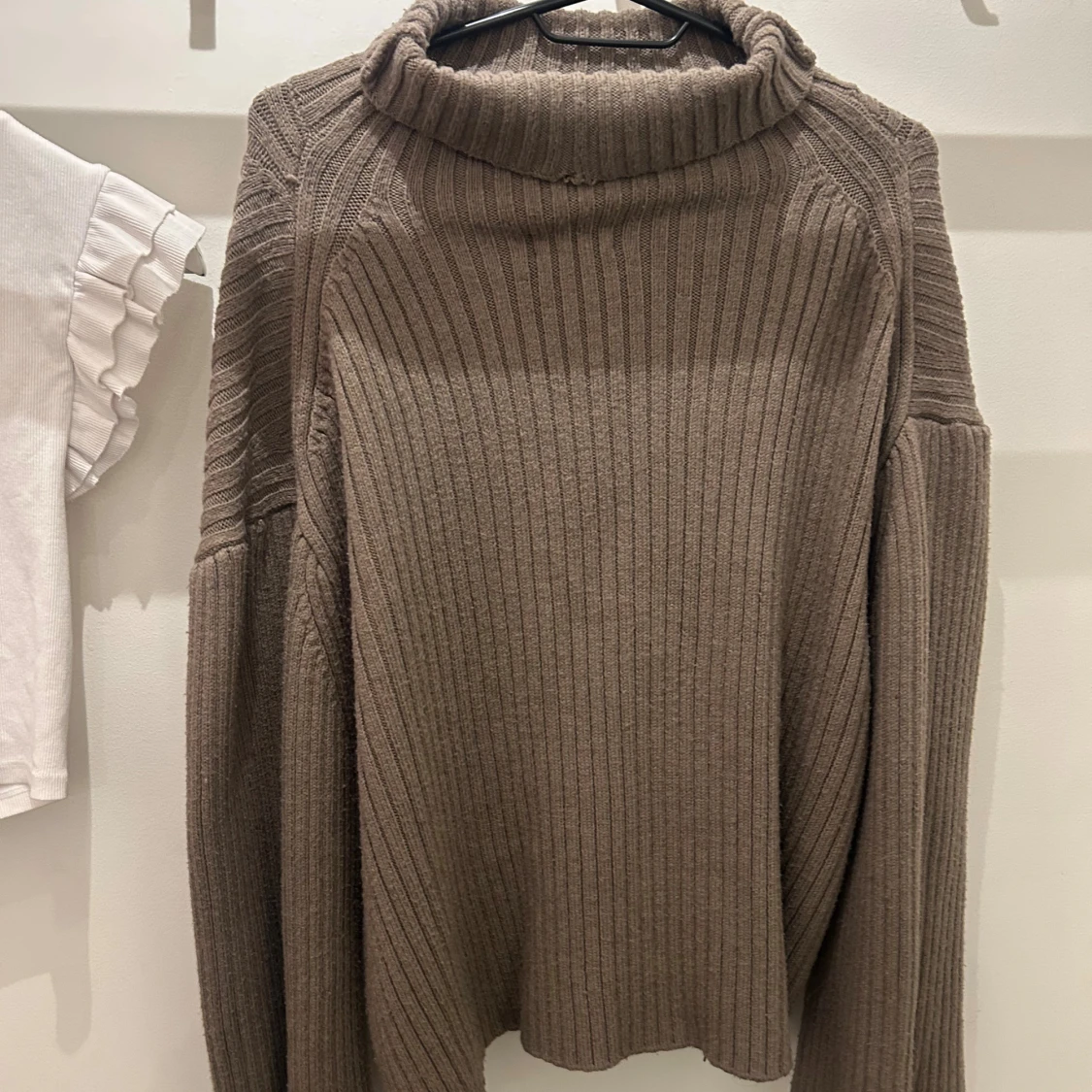 Beige ribbad polotröja - 3