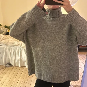 Tjock stickad polotröja - Cool polotröja som är grovstickad! Köpt från H&M, jag brukar ha M som referens! Är lite noppig på vissa ställen, se bild! 