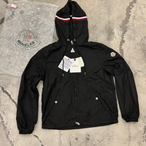 Svart vindjacka från Moncler - Svart Moncler Grimpeurs Windbreaker i storlek S. NFC scan finns och alla orginal tags tillkommer. Skriv ifall ni undrar nåt!