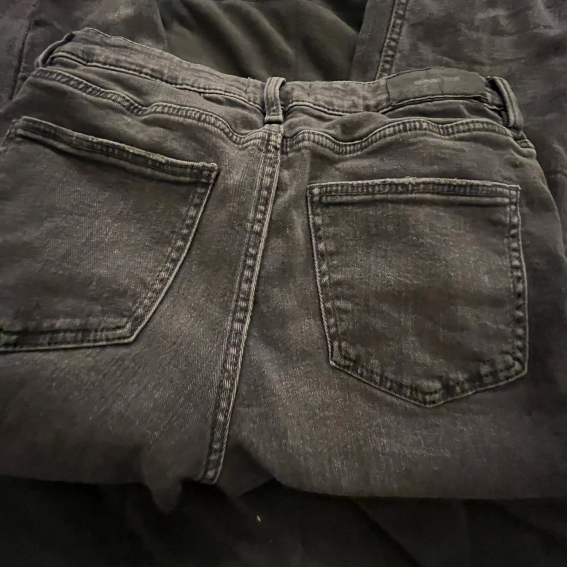 Grå  jeansbyxor från Gina Tricot