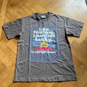 Vetements t shirt - Riktigt fet ”i did nothing i just got lucky” tshirt av vetements. Skriv om frågor eller tankar om pris! Knappt använd trots att den var lite skrynklig, jag orkade inte stryka den. Annars perfekt skick