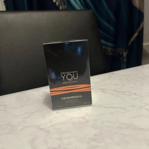 Stronger With You Absolutely 100ml - Emporio Armani Stronger With You Absolutely EdP, 100 ml. Ingredienser: Alcohol Denat., Parfum/Fragrance, Aqua/Water, Limonene, Linalool, Citral, Geraniol, Cinnamal, Benzyl Alcohol, Benzyl Benzoate, Citronellol, Isoeugenol, Coumarin, Benzyl Salicylate, Eugenol, Farnesol, Hexyl Cinnamal. Tillverkad i Frankrike.