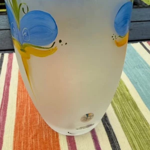 Sea Glasbruk handmålad vas - Elegant handmålad vas från Sea Glasbruk, Kosta, Sverige. Frostad glasfinish med vackra blå och gula blommotiv. Unik design, perfekt för hemmet. Inga synliga defekter eller slitage. Endast handdisk rekommenderas.