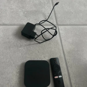 Xiaomi Mi Box S  - Xiaomi Mi Box S med fjärrkontroll och strömadapter. Streama Netflix och Prime Video direkt. Enheten och fjärren har mindre yttre slitage men är i gott skick. Perfekt för att göra din TV smart med Android TV och 4K-stöd. Finns en annan sladd till den men har inte tagit bild på den 