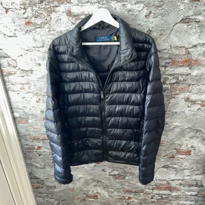 Ralph Lauren Jacka - Bra skick förutom ett hål på insidan av armen. Storlek 48/S passar dig som är mellan 175-185cm ungefär. Nypris ca 4000kr. Modellen är 185 cm, 79 kg. Passar bra nu till vintern. Skriv för mer information!🤝
