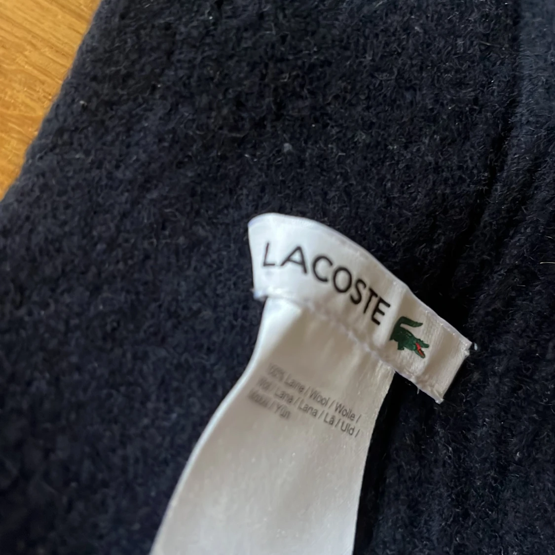 Mörkblå stickad halsduk från Lacoste - 2