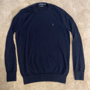 Mörkblå merinoulltröja Polo Ralph Lauren - Säljer denna riktigt snygga marinblåa merinoulltröja från Ralph Lauren! Tröjan är i storlek S! Mycket bra skick och inga defekter! Nypris runt 2000 kr! Hör av er ifall ni har några frågor! 🙌⚜️⭐️