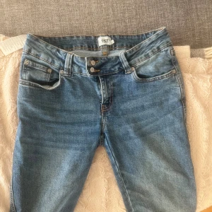 Blå jeans från 157 boutcut - Säljer snygga jenas från lager, sitter bra i midjan, upplevs som inte så bootcut men de står att de ska vara de men känns ganska raka i benen.