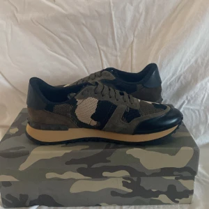 Valentino Garavani Rockrunner sneakers - Säljer ett par Valentino Garavani Rockrunner sneakers i camouflage-mönster.                         Storlek 44 men passar mer 43.                                                                 Det är helt oanvända har endast testat dom o insåg att de ej passade. Snören,dustbag ect tillkommer.                         Fråga gärna om du har funderingar                                       (Pris kan diskuteras) 💫💸