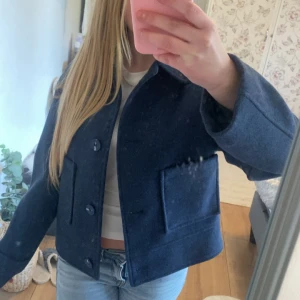 Marinblå kappa - Hejj💕 säljer en marinblå kappa i storlek xs. Det är helt nytt skick och den har aldrig användts! Säljer pågrund av att den inte kommer till användning. Inga defekter eller tecken på användning💕 skriv bara om ni har några frågor! 