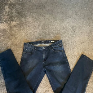 Mörkblå Replay jeans - Säljer dessa. Inga defekter. Skick 9/10. W27 L28