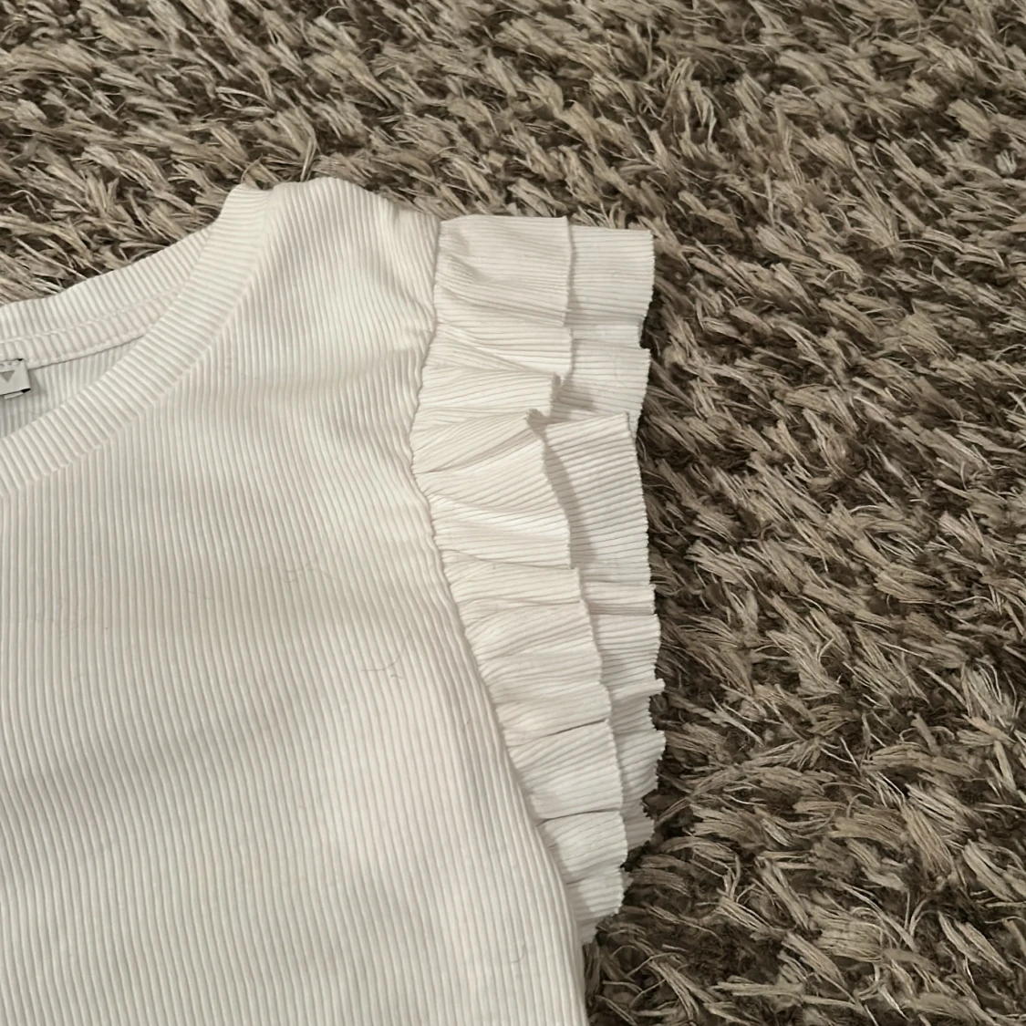 Vit ribbad topp med volangärmar från Zara - 2