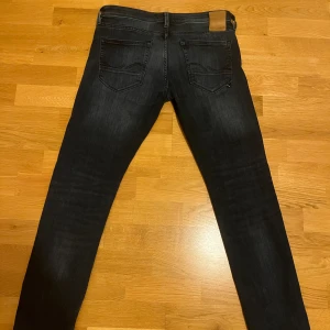 Jack & Jones jeans - Säljer ett par mörk blå jeans från Jack and Jones nästan helt nya storlek 31/32 ny pris 900kr