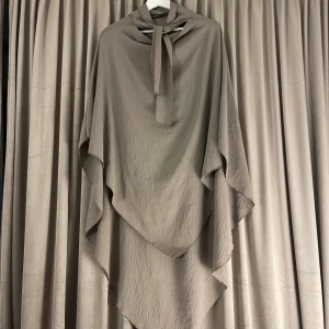 Khimar - Grå/taupe khimar (minns ej vart den är köpt) ✨ I använt skick (nopprig och små trådar)  Skickas oftast samma dag eller dagen därpå 💌 Pris kan diskuteras vid snabb affär!! 🌷 