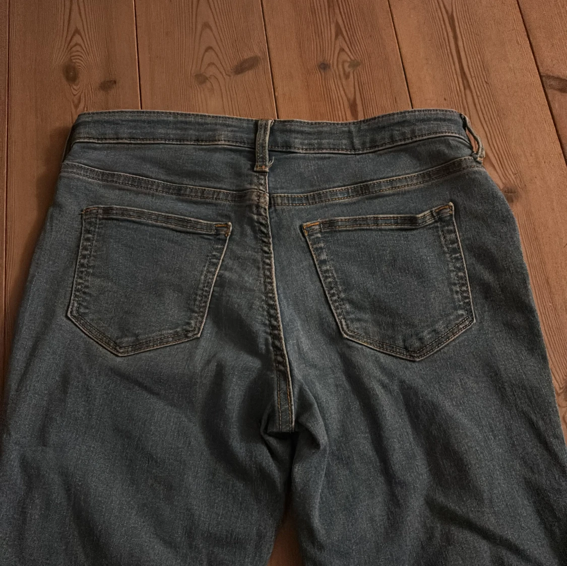 Ett par jättesnygga low waist jeans  - 1