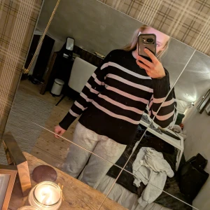 En mysig stickad tröja från ullared  - En svart vid stickad tröja från ullared i bra sick inte andvända så mycket väldigt fin och skön i storlek xs 32-34