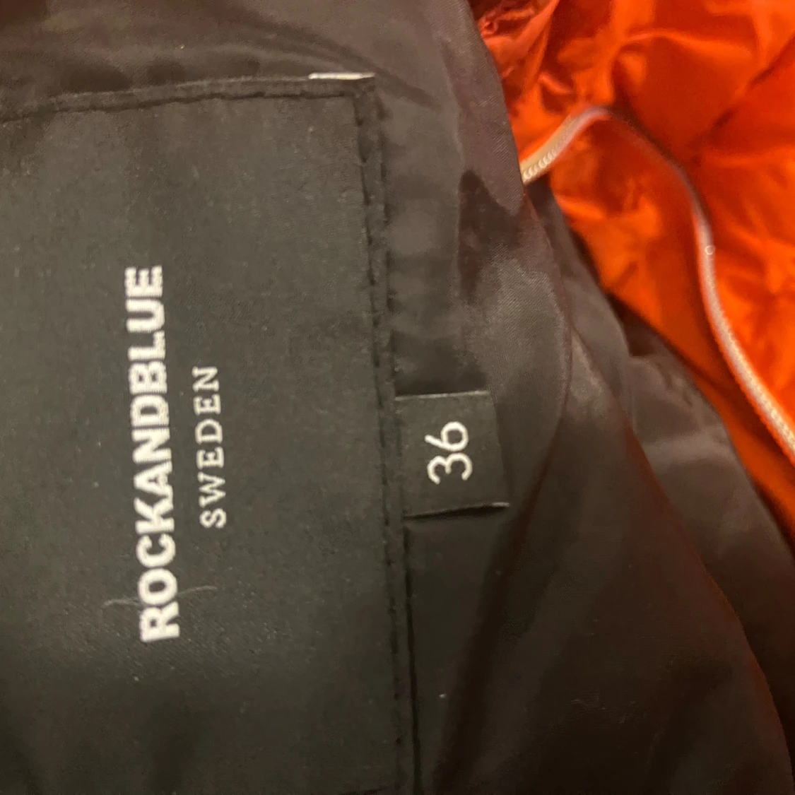 Orange pufferjacka från Rockandblue - 2