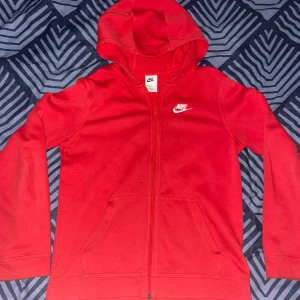 Nike zip hoodie  - Säljer min Nike zip hoodie för den inte passar mig längre. Den är I bra skick 8/10. Pris kan diskutera via intresse. 