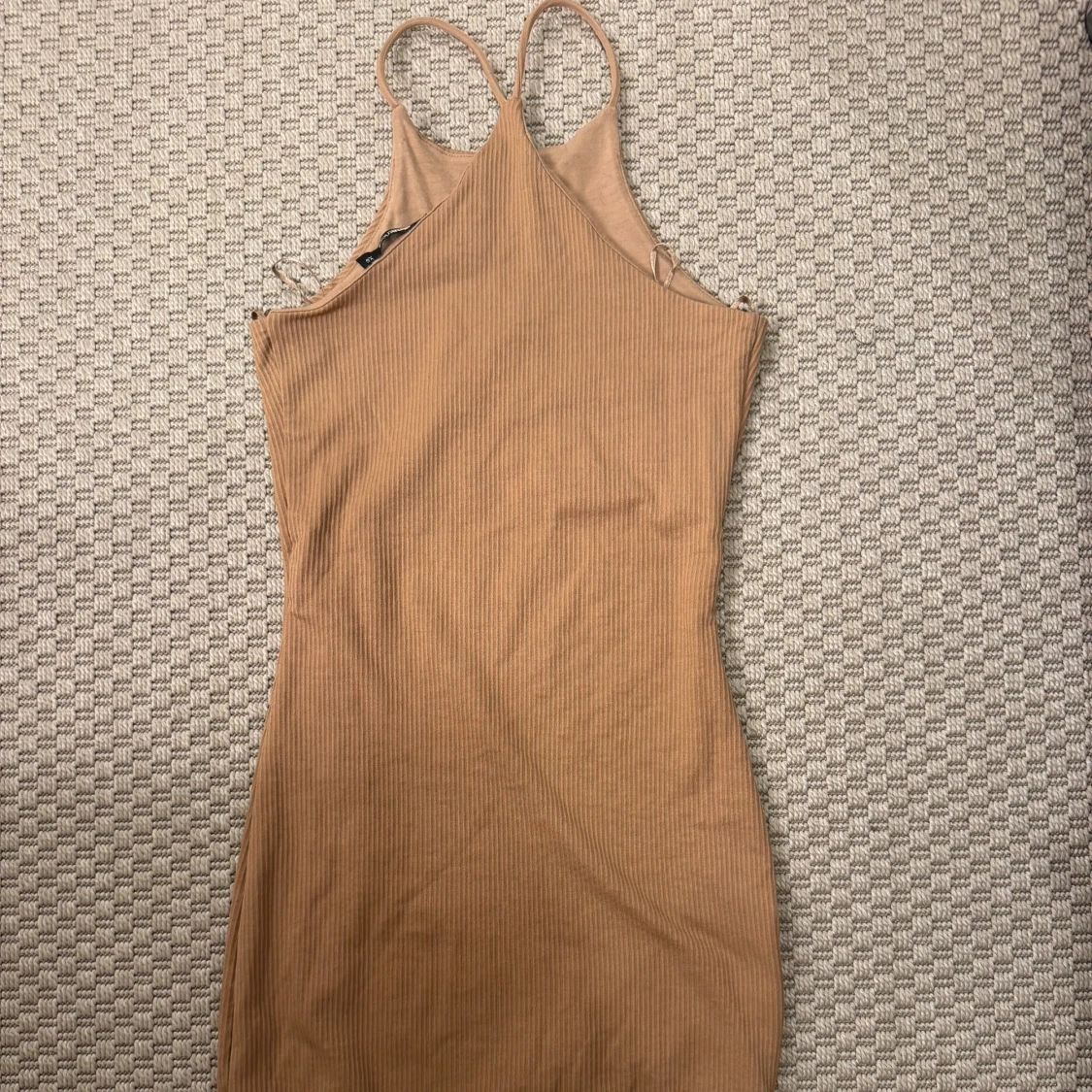 Beige ribbad kortklänning med smala axelband - 1