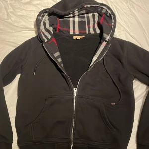 Burberry hoodie - Säljer min Burrberry hoodie i svart färg nu, helt oanvänd så skicket är topp🌟🌟