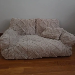 Husdjurs soffa. - En bekväm soffa med mjukt tyg, min katt var inte intresserad av denna utan valde sin gamla kattbädd.  Bild 2 visar mått. Inköpt från SHEIN för ca 437 och noterar att katt finns i hemmet. Jag tror att tyget är avtagbart och bör därför gå att tvätta, men vågar inte utlova något då jag själv inte testat utan endast haft den ute för vädring i 3 dagar efter ankomst.