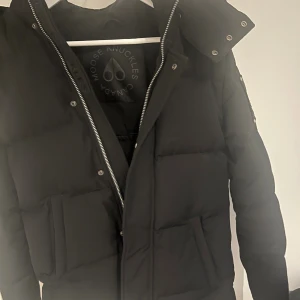 Vinterjacka Moose Knuckels - Hej, säljer nu min Moose Knuckels vinterjacka som är köpt ifrån Miinto. Den är i storlek S och är en väldigt varm och perfekt jacka inför vintern. Den är helt ny i skicket och använd ett fåtal gånger! Pris går att diskuteras vid snabb affär!