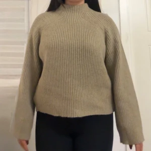 Stickad tröja  - Stickad tröja aldrig använd 