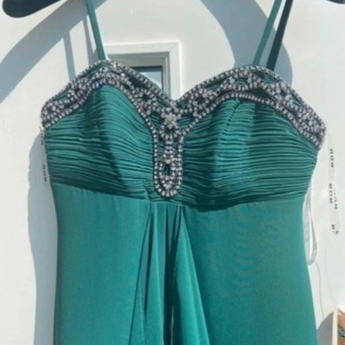 Grön långklänning med strassdetaljer - 1