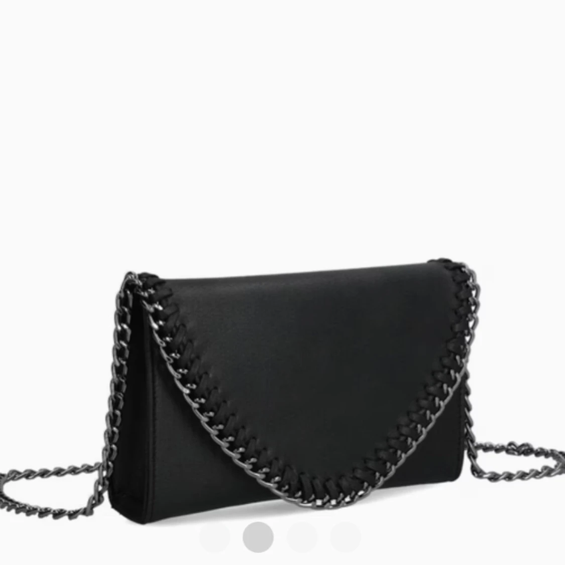 Svart kuvertväska med kedja