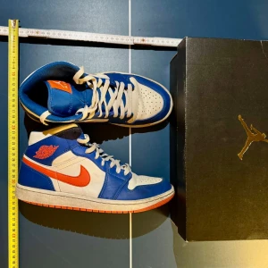 Jordans 1 high - Säljer dessa jordans för att de inte passar längre. Väldigt bra för dig som gillar lite streetwear men fortfarande bibehåller en stilren look. De är i ett bra skick det är bara att fråga om fler bilder.😁