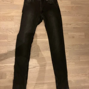Whyred svarta skinny jeans 29/34 - Snygga svarta jeans från Whyred, modell Syd Black. De har en tight passform och klassisk femficksdesign. Materialet är 98% bomull och 2% elastan för lite stretch. Perfekta för dig som gillar en smal siluett och stilren look.  Köpta från Sellpy och har aldrig använts!💖💋