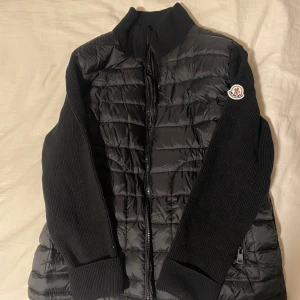 Moncler Cardigan - En riktigt snygg jacka som jag tyvärr inte kommer använda, Storlek M men passar S och L, Har aldrig använt den 