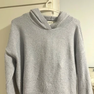 Ljusblå hoodie från Hollister - Skit fin och mysig ljusgrå hoodie från Hollister. Perfekt för kyliga dagar när du vill vara både bekväm och snygg. Säljer då jag rensar garderoben! Lite nopprig från användning