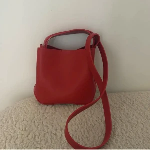 Två väskor från Gina  - Den röda väskan är helt ny med prislapp på❤️