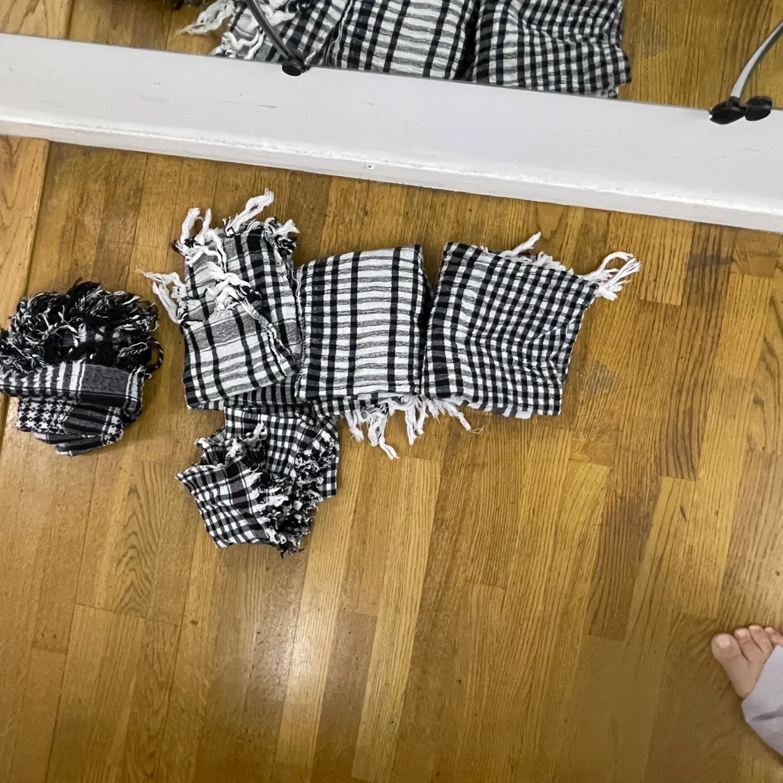 5 stycken Svartvit rutig halsduk med fransar