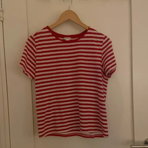 Rödvit randig t-shirt från Monki❤️ - Säljer då den tyvärr inte kommer till användning längre. Fint skick, storlek S❣️
