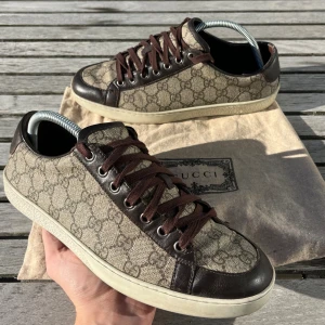 Gucci sneakers  - Tja! Säljer nu dessa riktigt snygga Gucci sneakers . Skick 8.5/10 riktigt bra med små defekter som knappt syns. Nypris ligger runt 6000kr men säljs nu för 1899kr. Hör gärna av er vid minsta lilla fundering.
