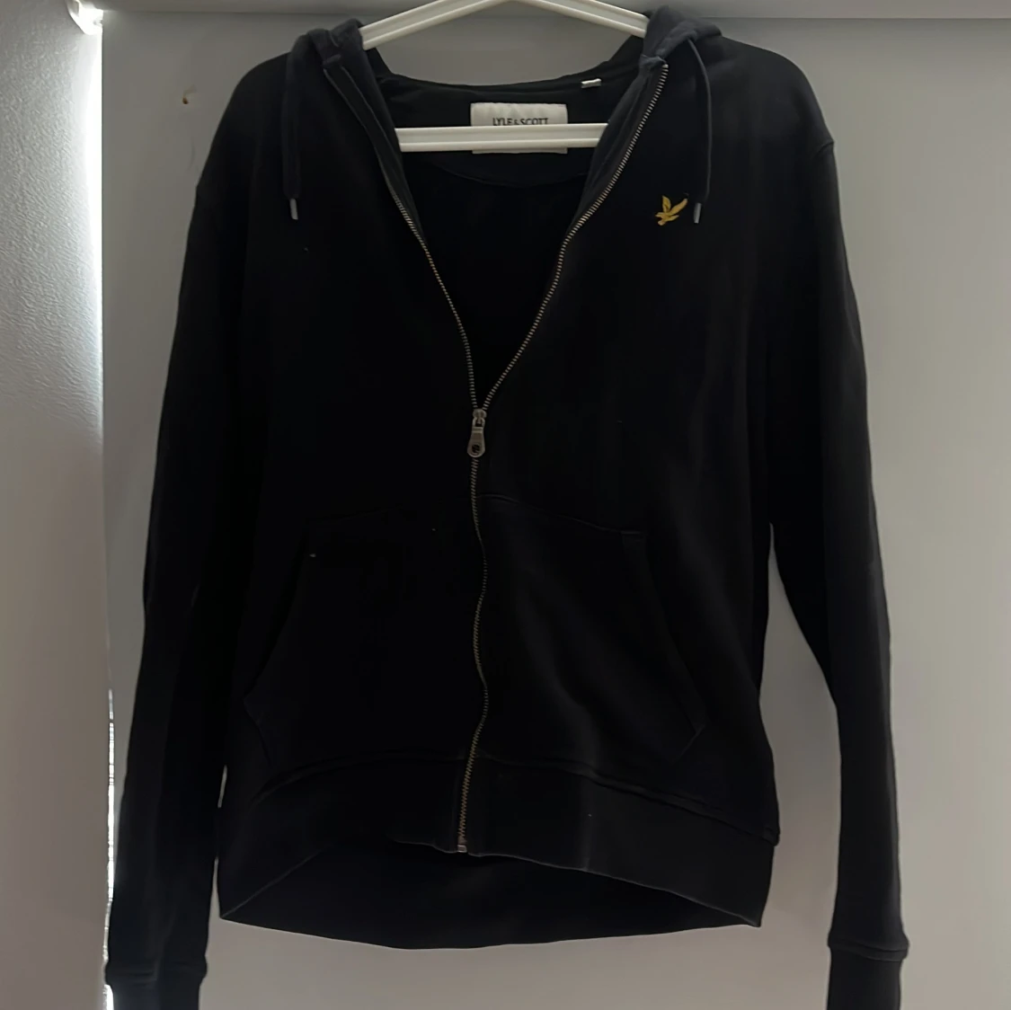 Svart hoodie från Lyle & Scott S