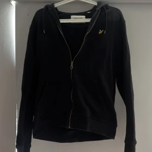 Svart hoodie från Lyle & Scott S - Svart hoodie från Lyle & Scott i storlek S.